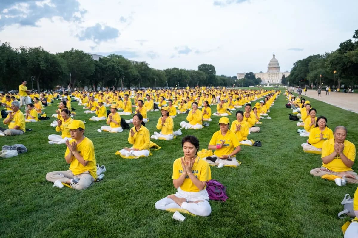 Practicantes de Falun Dafa realizan los ejercicios antes de una vigilia con velas en conmemoración de los practicantes de Falun Gong que fueron perseguidos hasta la muerte por el Partido Comunista Chino en China, en Washington, el 17 de julio de 2025. (Samira Bouaou/The Epoch Times)