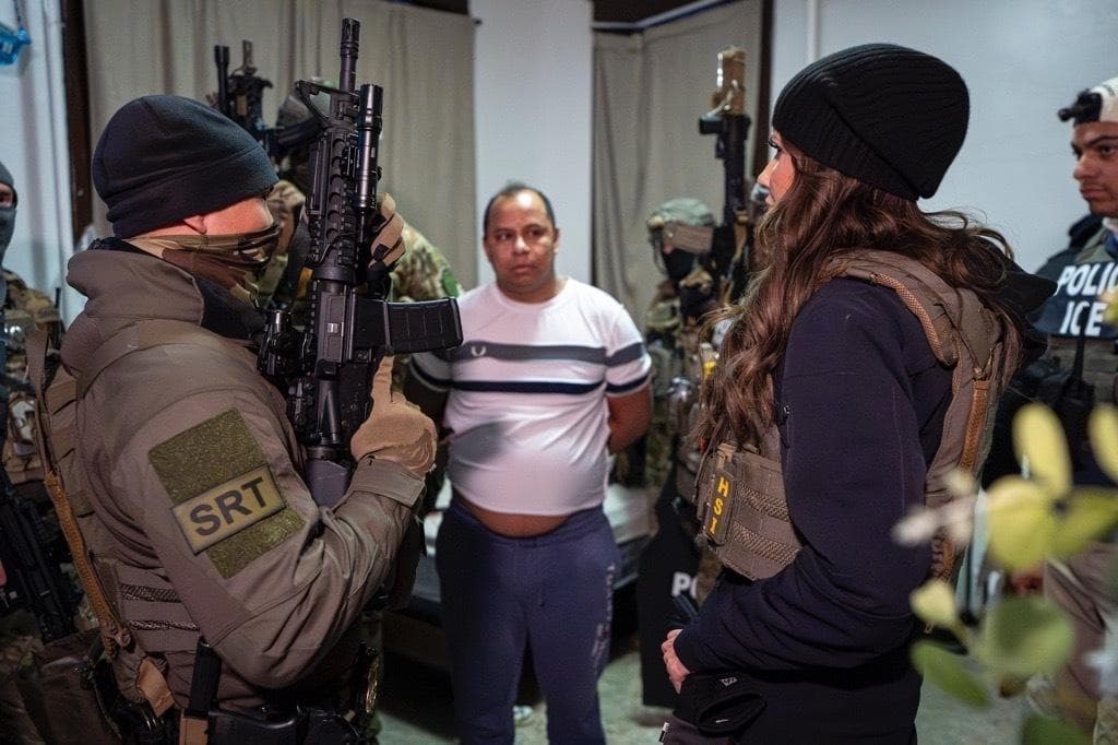 La secretaria del Departamento de Seguridad Nacional, Kristi Noem, participa en una operación de control de inmigración en Minnesota con agentes del Servicio de Inmigración y Control de Aduanas (ICE) el 6 de enero de 2026, que dio lugar a la detención de Tomás Espín Tapia, un fugitivo buscado por asesinato y agresión sexual en Ecuador. (DHS)