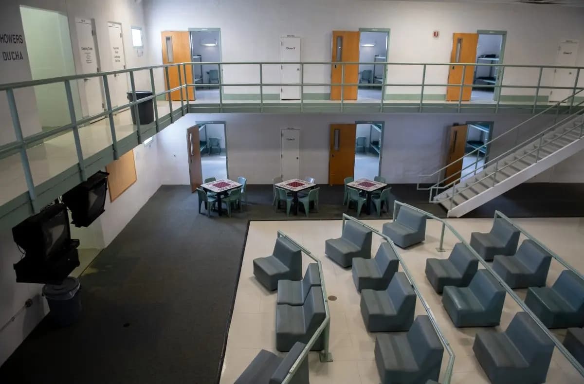 Una zona común y las puertas de las celdas del centro de detención Caroline en Bowling Green, Virginia, el 13 de agosto de 2018. El centro, una antigua cárcel regional, ha sido contratado por el Servicio de Inmigración y Control de Aduanas para albergar a inmigrantes ilegales detenidos. (Foto de Saul Loeb/AFP/Getty Images)