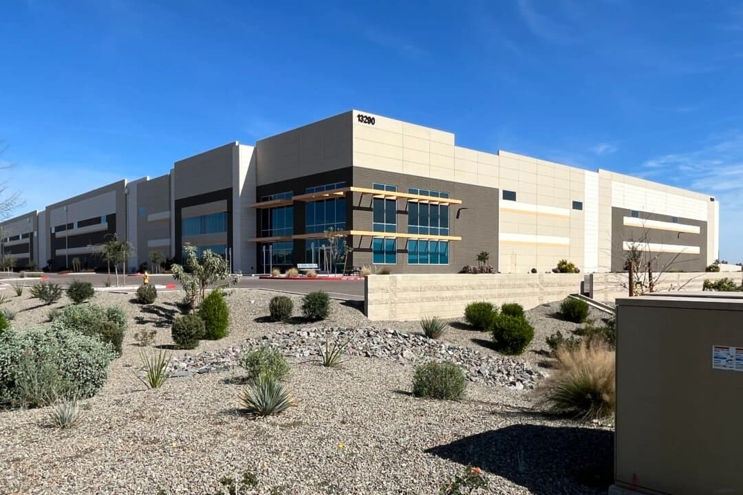 El Departamento de Seguridad Nacional adquirió un almacén de 38,800 metros cuadrados como posible centro de detención para inmigrantes ilegales, lo que provocó una reacción local en Surprise, Arizona, el 12 de febrero de 2026. (Allan Stein/The Epoch Times)
