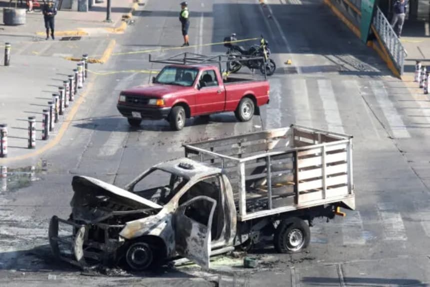 Los restos quemados de un camión utilizado como barricada por los miembros del cártel, en Guadalajara, México, el 22 de febrero de 2026. (Michelle Freyria/Reuters)
