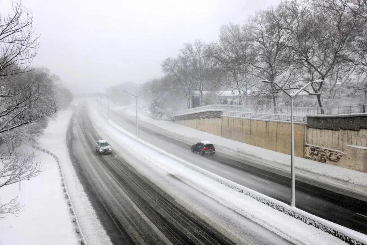 Pocos automóviles circulan por una autopista de Brooklyn mientras continúan las condiciones de ventisca en la ciudad de Nueva York el 23 de febrero de 2026. (Spencer Platt/Getty Images)