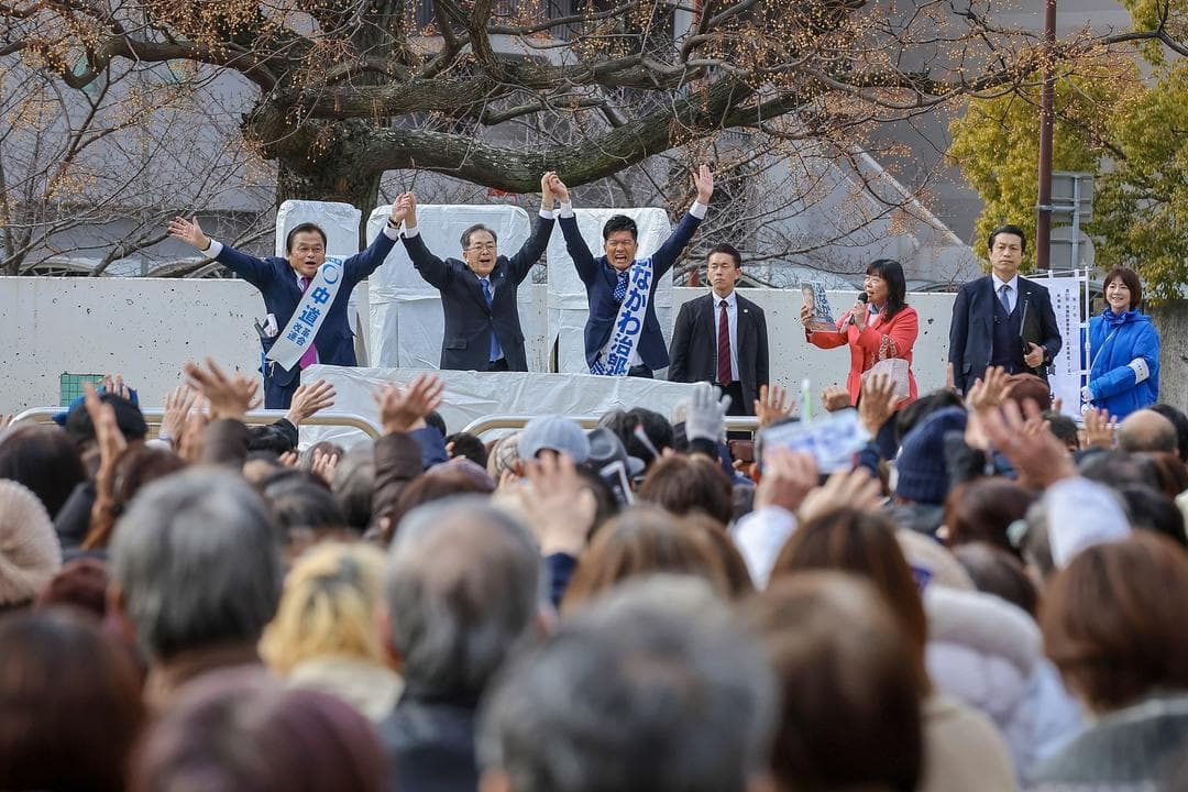 Tetsuo Saito (C), líder del partido Komeito, se da la mano con los candidatos de su partido después de pronunciar un discurso durante un mitin de campaña electoral en Kobe, Japón, el 27 de enero de 2026. El Komeito, socio minoritario del Partido Liberal Democrático desde hace mucho tiempo y que a menudo actuaba como fuerza moderadora, abandonó la coalición en octubre de 2025. (Buddhika Weerasinghe/Getty Images)