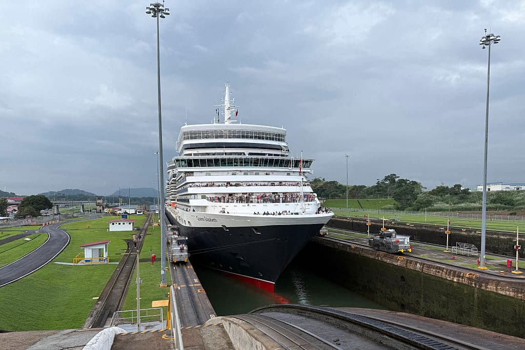El crucero Queen Elizabeth atraviesa el Canal de Panamá hacia el mar Caribe, en la ciudad de Panamá, el 9 de octubre de 2025. (DANIEL DE CARTERET/AFP vía Getty Images)