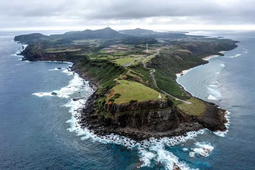 La isla de Yonaguni, la isla habitada más occidental de Japón, a unos 111 kilómetros de Taiwán, fotografiada en Yonaguni, Japón, el 13 de abril de 2022. Las islas del suroeste de Japón se encuentran cerca de Taiwán, y cualquier conflicto en esa zona podría amenazar las rutas marítimas, el espacio aéreo y las bases estadounidenses en territorio japonés. (Carl Court/Getty Images)