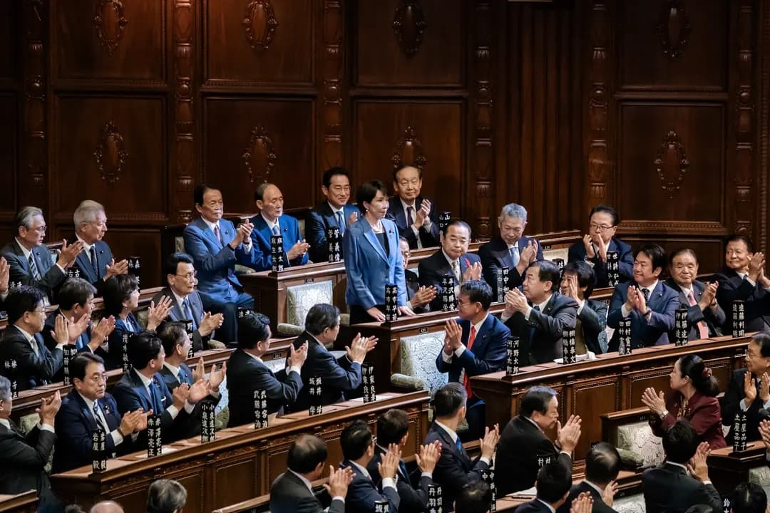 La presidenta del Partido Liberal Democrático, Sanae Takaichi, es aplaudida después de que los legisladores de la Cámara Baja de Japón la eligieran primera ministra en Tokio el 21 de octubre de 2025. Takaichi fue reelegida por el Parlamento el 18 de febrero tras una victoria aplastante en la Cámara Baja en las elecciones anticipadas del 8 de febrero. (Tomohiro Ohsumi/Getty Images)