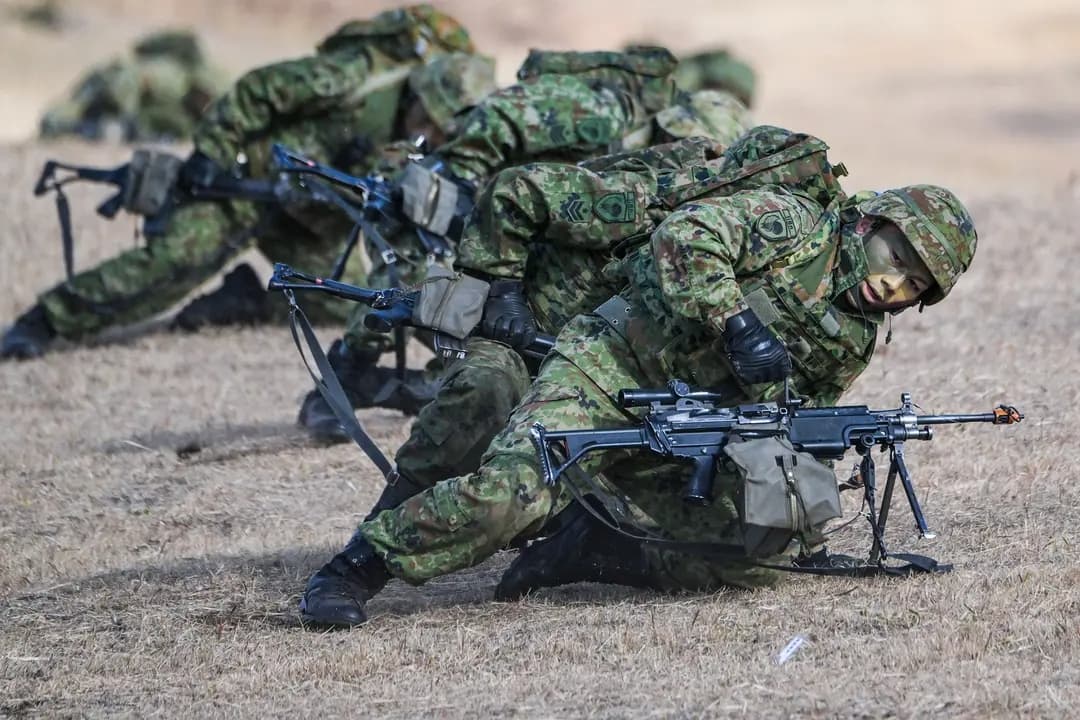 Soldados japoneses toman posiciones durante un ejercicio militar conjunto y una demostración con participantes de Gran Bretaña, Canadá, Alemania, Estados Unidos y otros países en el campamento Narashino, en Funabashi (Japón), el 7 de enero de 2024. (Richard A. Brooks/AFP a través de Getty Images)