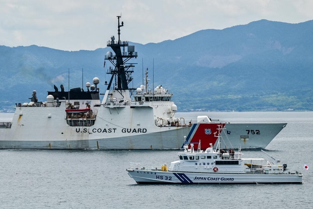 Un barco de la Guardia Costera de los Estados Unidos (izquierda) navega junto a un barco de apoyo de la Guardia Costera de Japón durante unas maniobras con buques de la Guardia Costera de Filipinas y Japón en aguas cercanas a Kagoshima, Japón, el 20 de junio de 2025. Las maniobras conjuntas se consideran una muestra de unidad contra la actividad china en aguas regionales en disputa. (Richard A. Brooks/AFP a través de Getty Images)