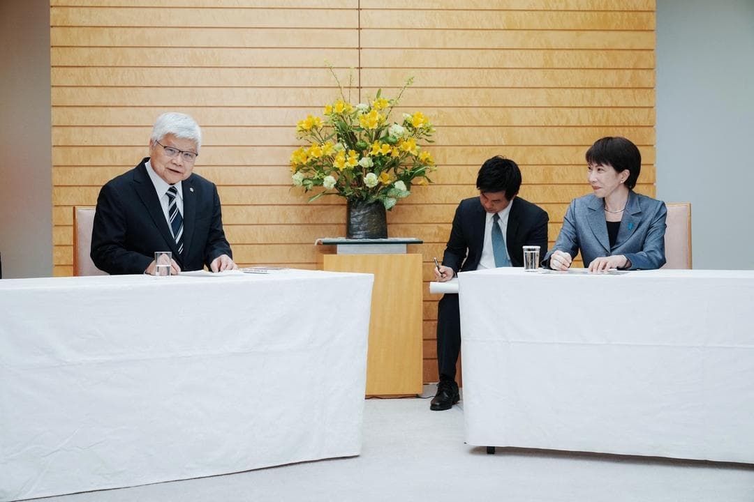 El presidente de TSMC, Che-Chia Wei (izquierda), habla durante una reunión con la primera ministra de Japón, Sanae Takaichi (derecha), en la Oficina del Primer Ministro en Tokio el 5 de febrero de 2026. (Kazuhiro Nogi/POOL/AFP a través de Getty Images)