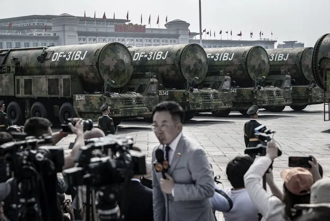 Misiles balísticos DF-31BJ con capacidad nuclear son presentados en transportadores durante un desfile militar en la plaza de Tiananmen en Beijing el 3 de septiembre de 2025. (Kevin Frayer/Getty Images)