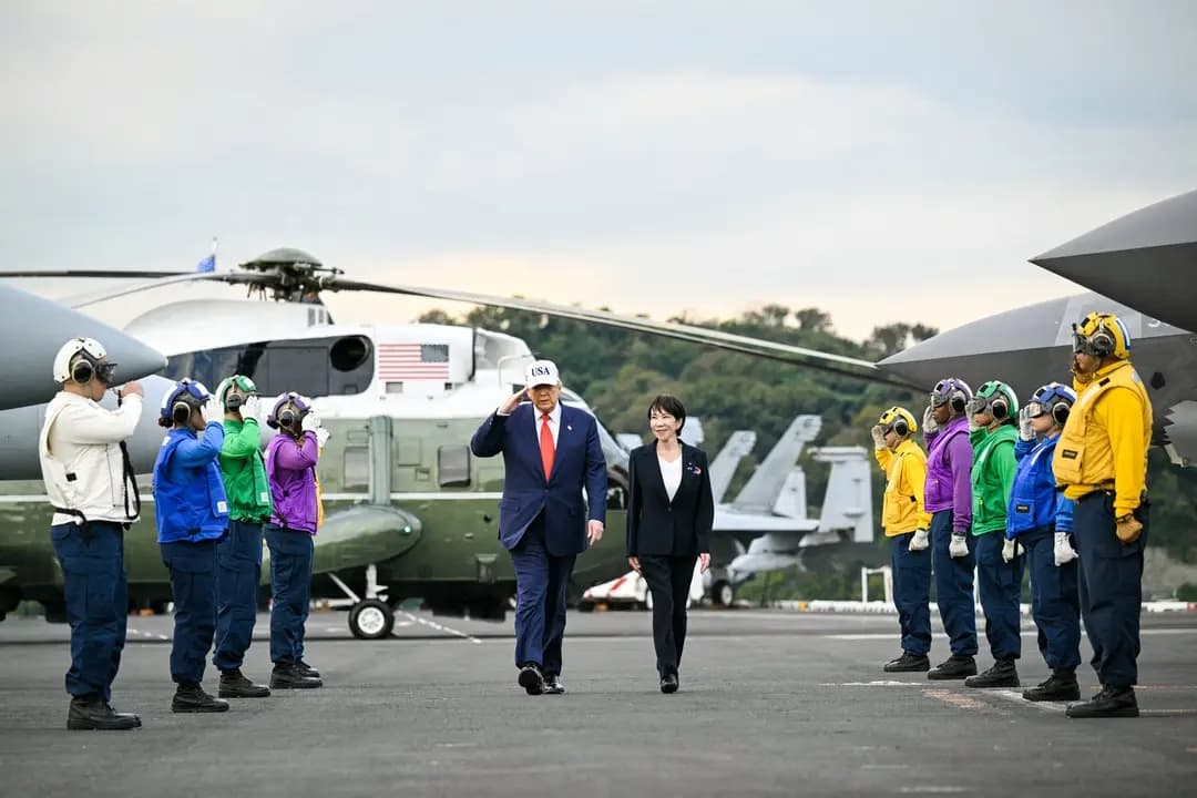 El presidente de Estados Unidos, Donald Trump, y la primera ministra de Japón, Sanae Takaichi, llegan a bordo del portaaviones USS George Washington de la Armada de Estados Unidos a la base naval estadounidense de Yokosuka, Japón, el 28 de octubre de 2025. (Andrew Caballero-Reynolds/AFP a través de Getty Images)