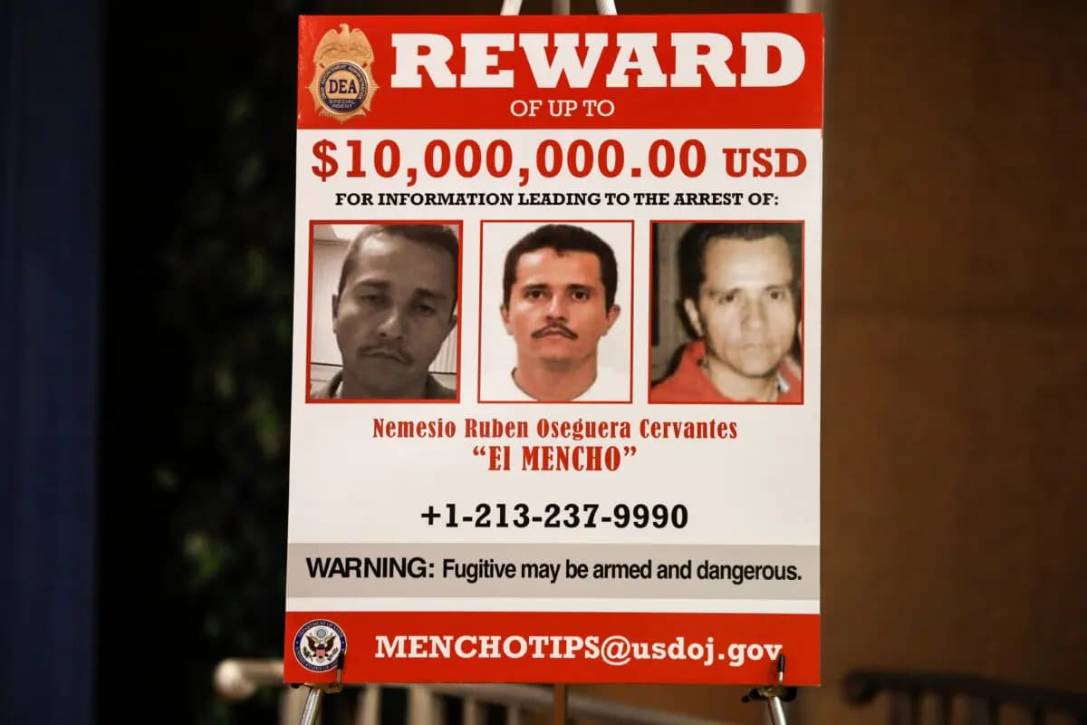 Un cartel muestra una recompensa de 10 millones de dólares por el cabecilla del Cartel de Jalisco Nueva Generación, Nemesio Oseguera Cervantes, también conocido como “El Mencho” en el Departamento de Justicia en Washington el 11 de marzo de 2020. (Charlotte Cuthbertson/The Epoch Times).