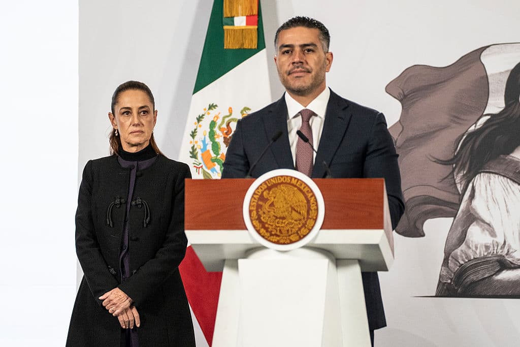 <em>El secretario de Seguridad Ciudadana, Omar García Harfuch, habla durante la rueda de prensa matutina diaria en el Palacio Nacional, el 23 de febrero de 2026 en la Ciudad de México, México. (Cristopher Rogel Blanquet/Getty Images)</em>