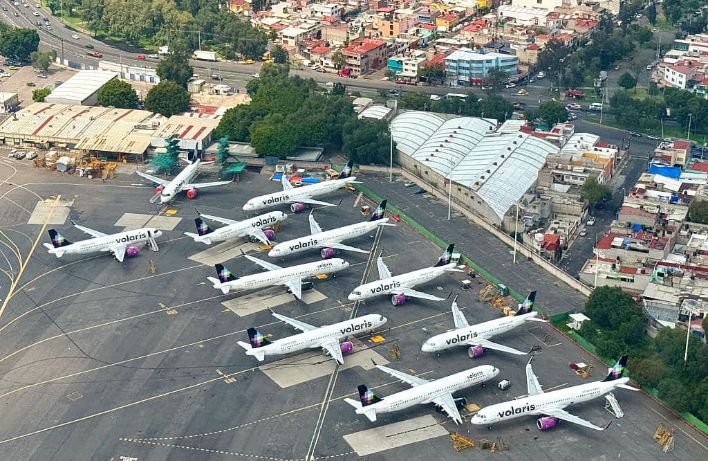 Aviones de Volaris Airlines en el Aeropuerto Internacional Benito Juárez de la Ciudad de México, México, el 27 de septiembre de 2025. (DANIEL SLIM/AFP vía Getty Images)