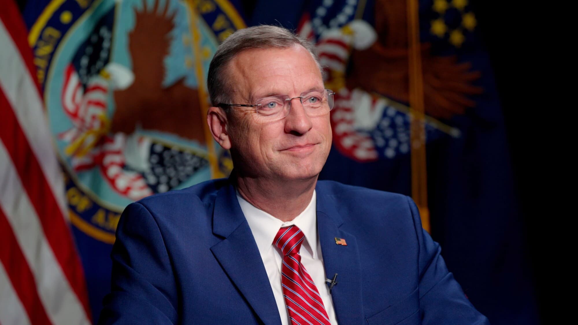 El secretario de Asuntos de Veteranos, Doug Collins, habla con Steve Lance, de NTD, el 9 de junio de 2025. (Cortesía de NTD).