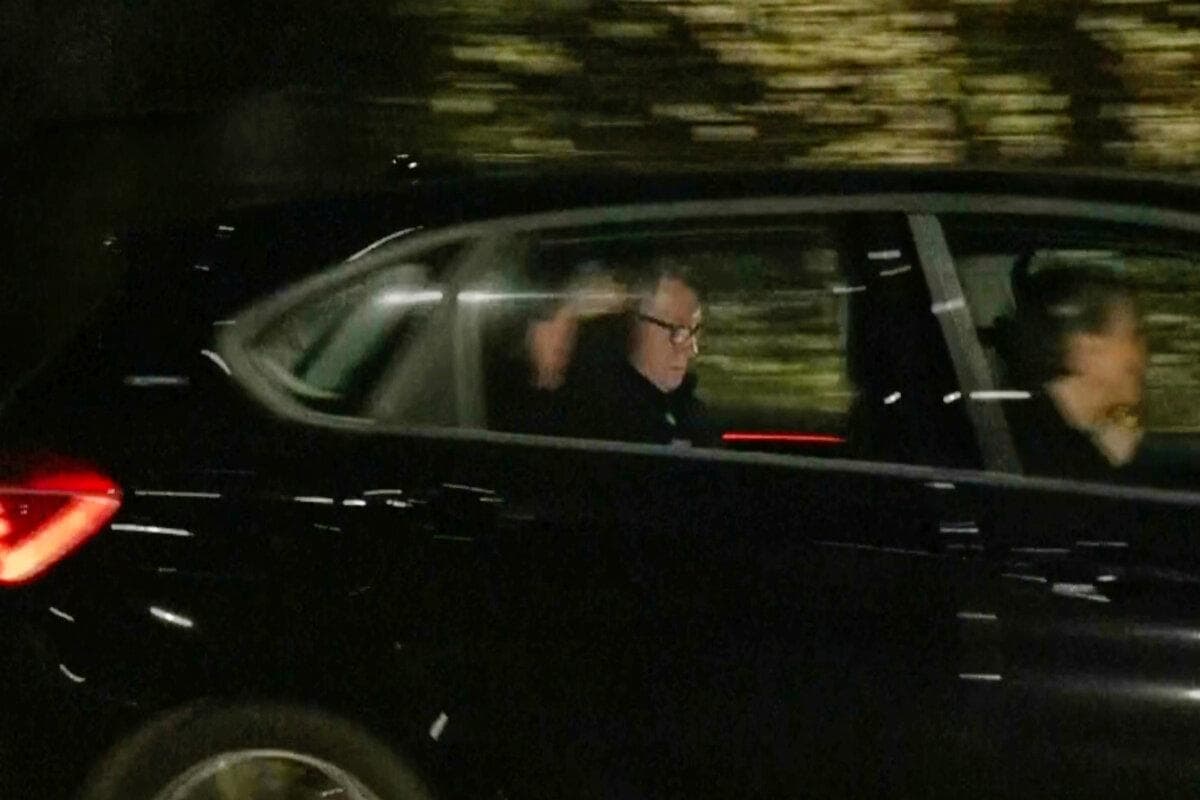 En esta foto tomada de un video de Sky News, se ve al ex embajador del Reino Unido en Estados Unidos, Peter Mandelson, en un vehículo que sale de una comisaría de policía en Londres en la madrugada del 24 de febrero de 2026. (Exclusiva de Sky News vía AP)