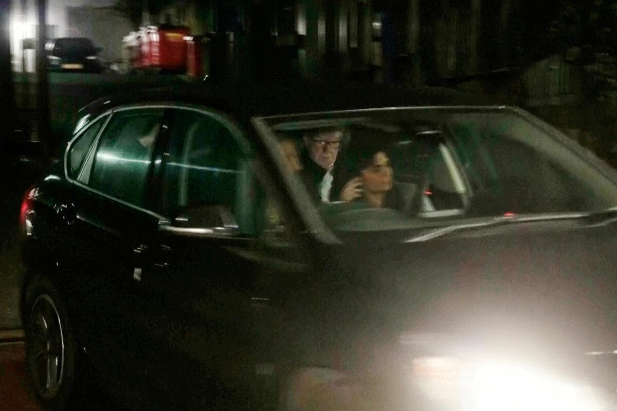 En esta foto tomada de un video de Sky News, se ve al ex embajador del Reino Unido en Estados Unidos, Peter Mandelson, en un vehículo saliendo de una comisaría de policía en Londres en la madrugada del 24 de febrero de 2026. (Exclusiva de Sky News vía AP)