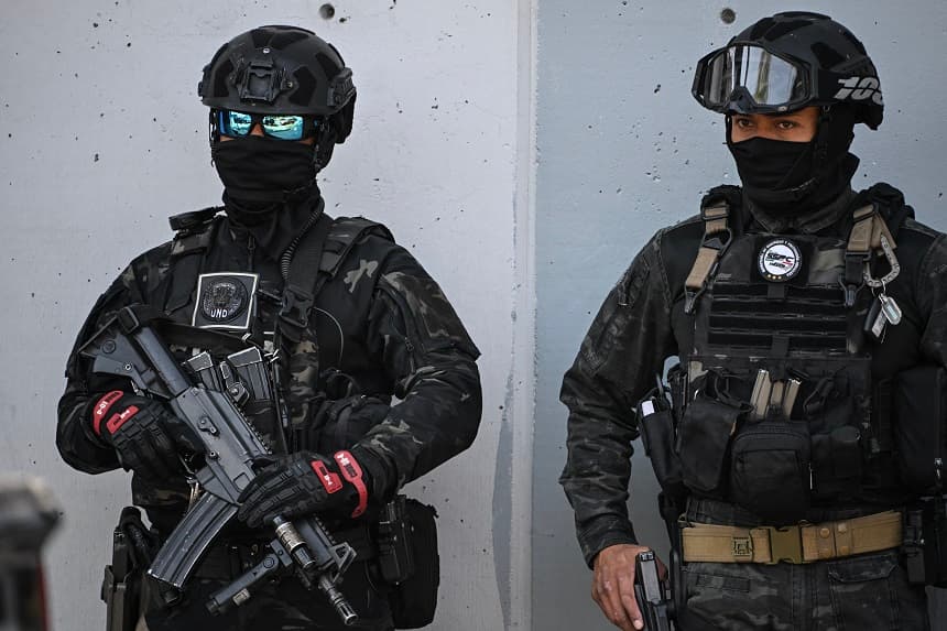 Miembros de las fuerzas especiales de la Guardia Nacional de México montan guardia alrededor de la sede de la Fiscalía Especializada para la Defensa de la Seguridad Ciudadana contra el Crimen Organizado (FEMDO) en la Ciudad de México el 23 de febrero de 2026. (Yuri CORTEZ / AFP a través de Getty Images)