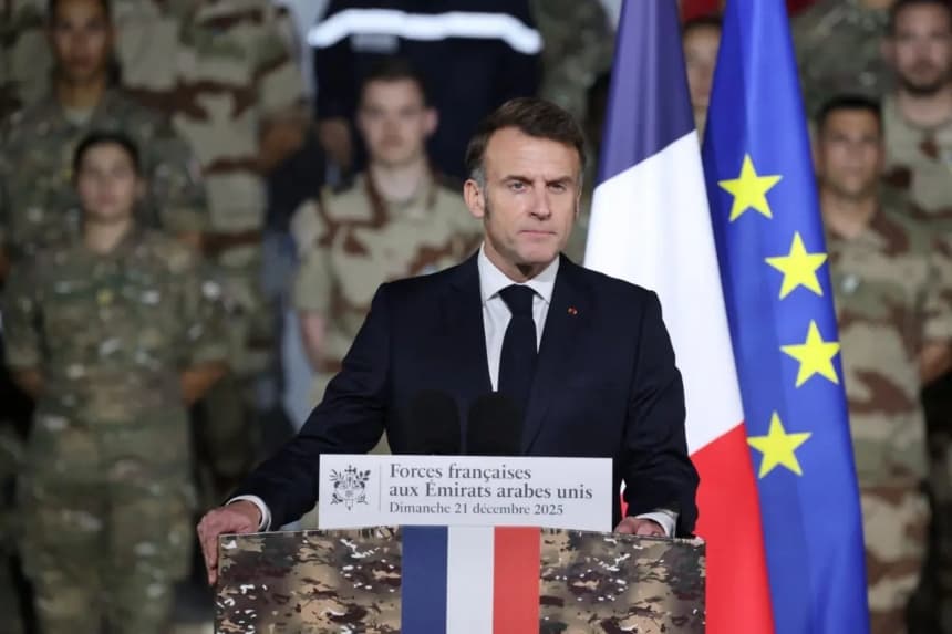 El presidente francés Emmanuel Macron se dirige a las tropas francesas durante una ceremonia en la base del 5.° Regimiento de Coraceros en la ciudad militar de Zayed, cerca de Abu Dabi, el 21 de diciembre de 2025. (Ludovic Marin/AFP a través de Getty Images)
