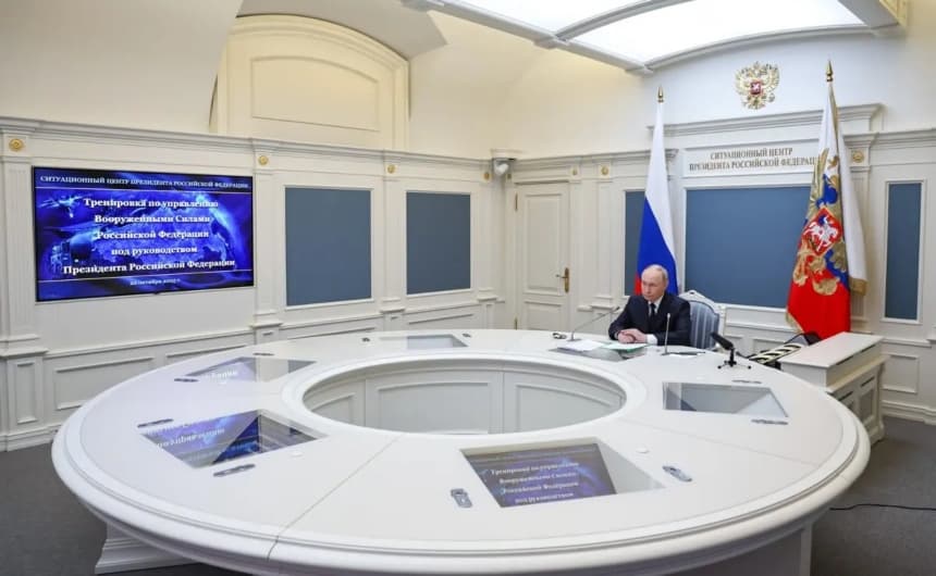 El presidente ruso, Vladímir Putin, inspecciona un ejercicio militar de las fuerzas nucleares del país en tierra, mar y aire para poner a prueba su preparación y estructura de mando, a través de un enlace de vídeo desde Moscú, el 22 de octubre de 2025. (Cortesía del Kremlin)