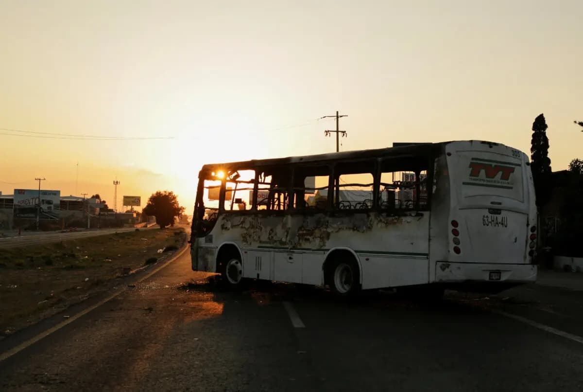 Un autobús quemado utilizado como barricada por miembros del crimen organizado tras una operación militar en la que, según las autoridades mexicanas, murió el jefe del cártel Nemesio Oseguera, "El Mencho" el 22 de febrero de 2026. (Gabriel Trujillo/Reuters)