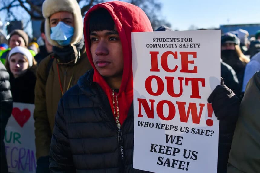 Estudiantes de secundaria protestan contra el ICE frente al capitolio estatal en St. Paul, Minnesota, el 14 de enero de 2026. (Octavio Jones/AFP via Getty Images)
