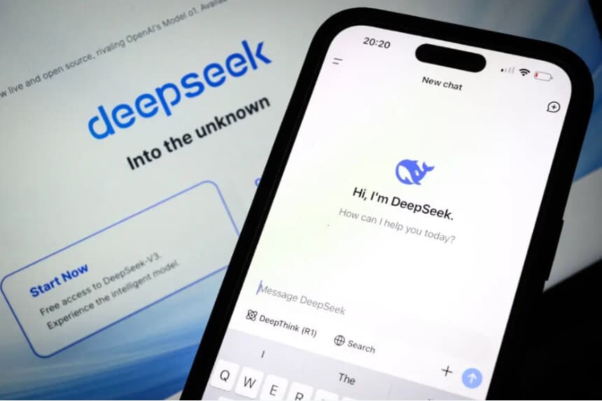 La página de búsqueda DeepSeek se muestra en un teléfono móvil frente a la pantalla de un ordenador portátil que muestra la página de inicio de Deepseek, en Londres, el 29 de enero de 2025. (Leon Neal/Getty Images).