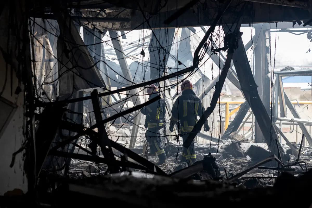 Los rescatistas del Servicio Estatal de Emergencias de Ucrania caminan entre los escombros de un edificio gravemente dañado en el lugar del ataque ruso a la ciudad portuaria de Odesa, en el mar Negro, Ucrania, el 13 de febrero de 2026. (Oleksandr Gimanov/AFP a través de Getty Images).