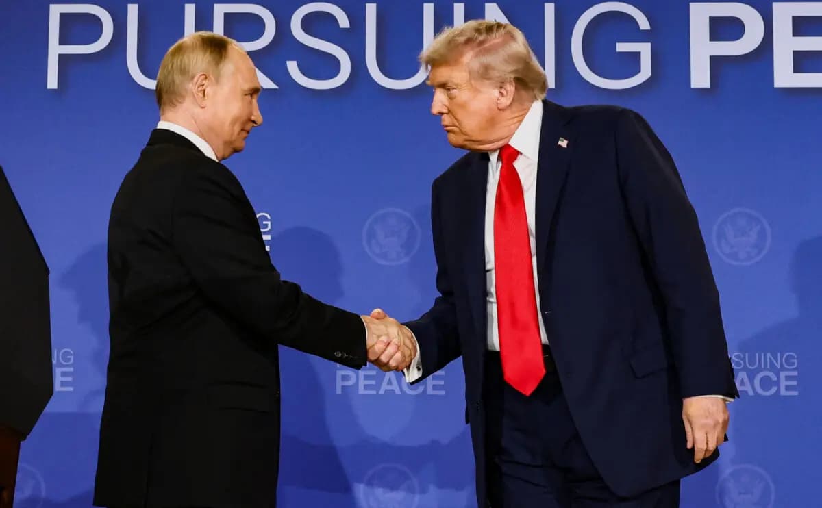 El presidente estadounidense Donald Trump (derecha) y el presidente ruso Vladimir Putin se dan la mano en la Base Conjunta Elmendorf-Richardson, en Anchorage, Alaska, el 15 de agosto de 2025. (Kevin Lamarque/Reuters).