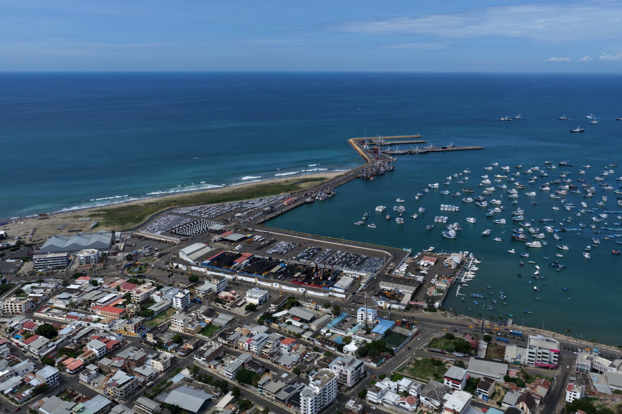 <em>Vista aérea del puerto de Manta, Ecuador, el 16 de febrero de 2026. (Foto de Gerardo MENOSCAL / AFP vía Getty Images)</em>