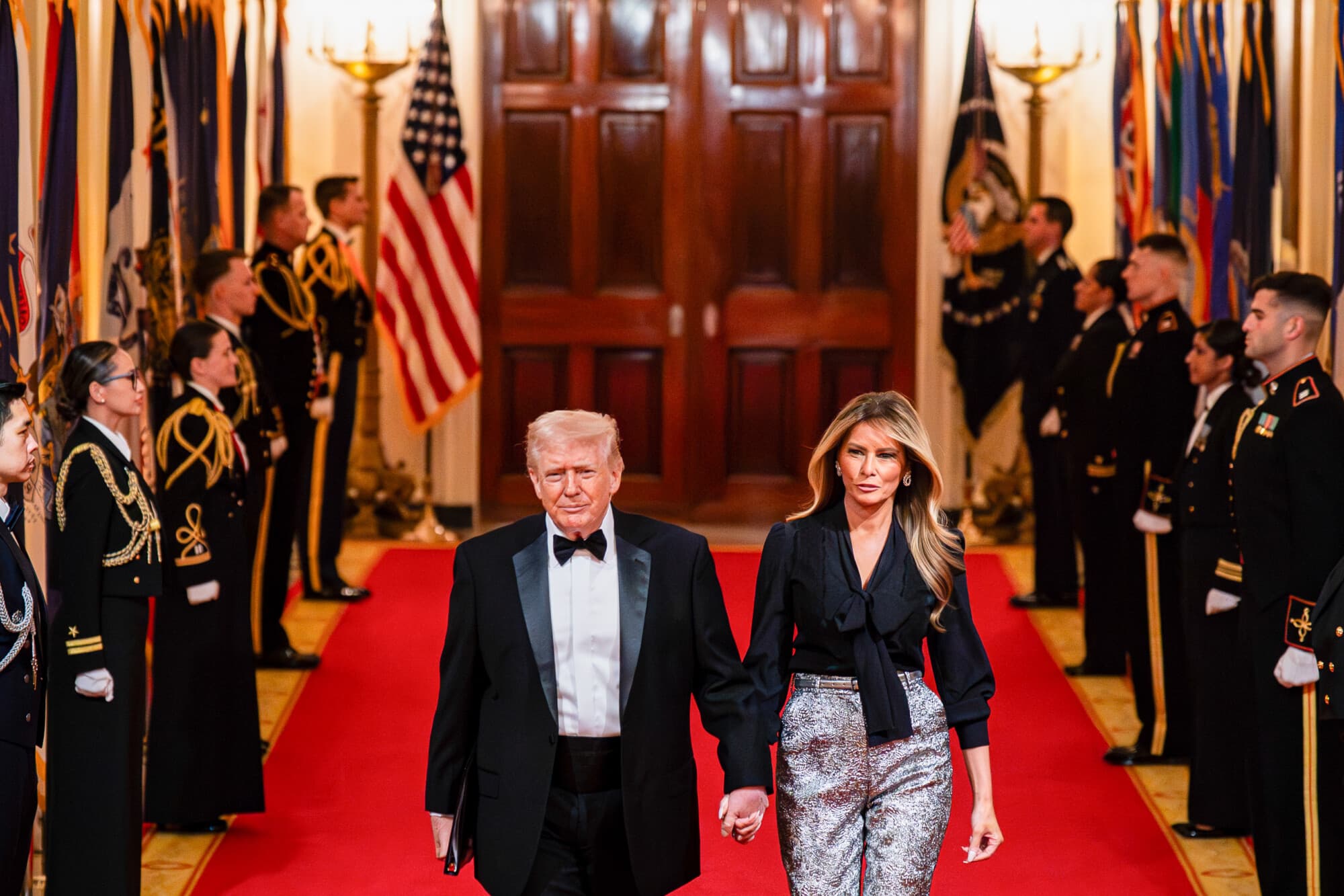 El presidente de Estados Unidos, Donald Trump, y la primera dama, Melania Trump, llegan a la cena y recepción de la Asociación Nacional de Gobernadores en el Salón Este de la Casa Blanca en Washington el 21 de febrero de 2026. (Al Drago/Getty Images)