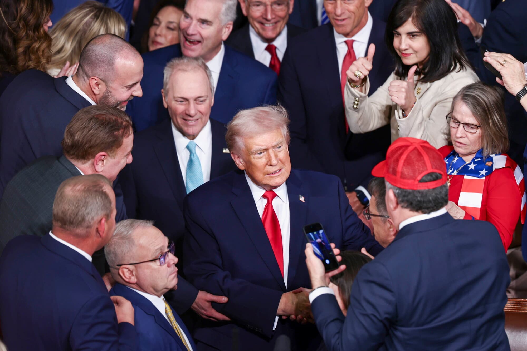 El presidente de EE.UU. Donald Trump (C) llega para pronunciar su discurso sobre el Estado de la Unión ante una sesión conjunta del Congreso en la cámara de Representantes del Capitolio de EE.UU. en Washington, DC, EE.UU. (EFE/JIM LO SCALZO)