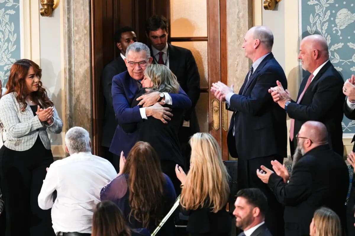 El ex candidato presidencial venezolano y preso político recientemente liberado, Enrique Márquez, abraza a su sobrina en el primer discurso del Estado de la Unión del presidente Donald Trump durante su segundo mandato presidencial, en la Cámara de Representantes en el Capitolio en Washington el 24 de febrero de 2026. (Madalina Kilroy/The Epoch Times)