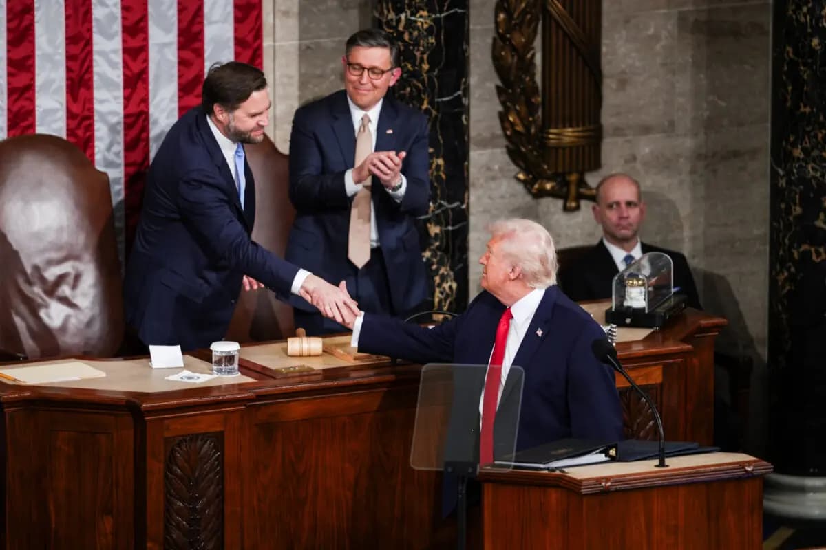 El vicepresidente JD Vance (izquierda) estrecha la mano del presidente Donald Trump en su primer discurso sobre el estado de la Unión durante su segundo mandato presidencial, en la Cámara de Representantes del Capitolio, en Washington, el 24 de febrero de 2026. (Madalina Kilroy/The Epoch Times).