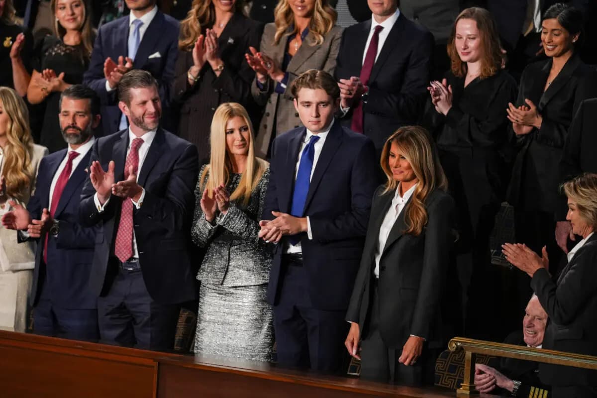 (De izquierda a derecha) Donald Trump Jr., Eric Trump, Ivanka Trump, Barron Trump y la primera dama Melania Trump asisten al primer discurso sobre el estado de la Unión del presidente Donald Trump durante su segundo mandato presidencial, en la Cámara de Representantes del Capitolio, en Washington, el 24 de febrero de 2026. (Madalina Kilroy/The Epoch Times)