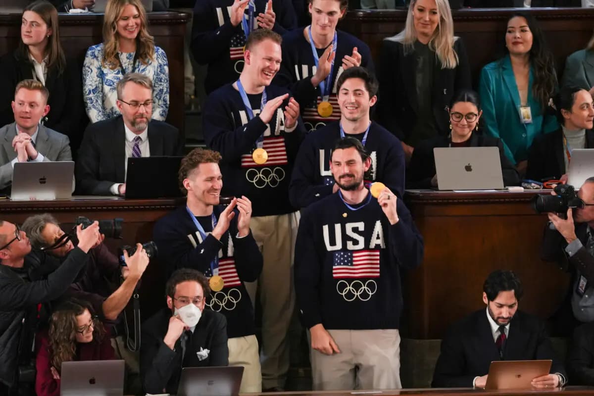 Los miembros del equipo olímpico masculino de hockey de Estados Unidos asisten al primer discurso sobre el estado de la Unión del presidente Donald Trump durante su segundo mandato presidencial, en la Cámara de Representantes del Capitolio, en Washington, el 24 de febrero de 2026. (Madalina Kilroy/The Epoch Times)