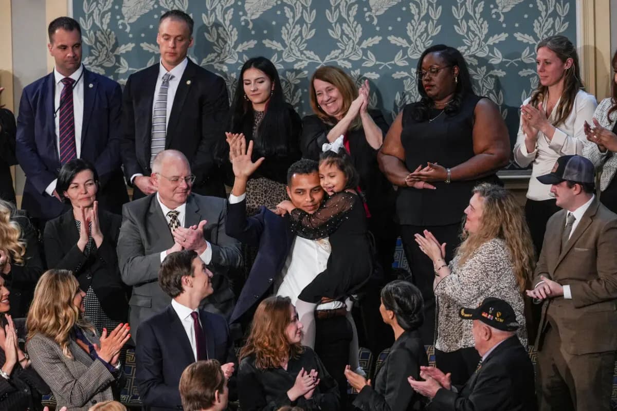 Marcus Coleman y su hija Dalilah Coleman asisten al primer discurso sobre el estado de la Unión del presidente Donald Trump durante su segundo mandato presidencial, en la Cámara de Representantes del Capitolio, en Washington, el 24 de febrero de 2026. (Madalina Kilroy/The Epoch Times)