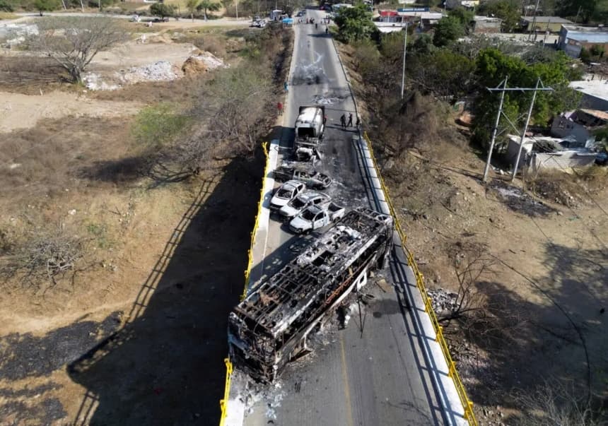 Vista aérea de los vehículos quemados sobre el puente La Desembocada en Puerto Vallarta, estado de Jalisco, México, el 24 de febrero de 2026. (Alfredo Estrella/AFP vía Getty Images)