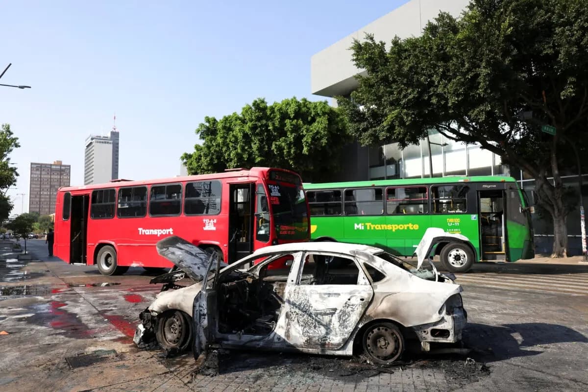 Un vehículo quemado utilizado como barricada por miembros del crimen organizado, tras una serie de detenciones por parte de las fuerzas federales, en Guadalajara, México, el 22 de febrero de 2026. (Michelle Freyria/Reuters)
