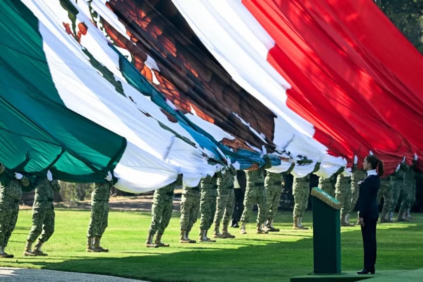 La presidenta mexicana Claudia Sheinbaum rinde homenaje durante la celebración del Día de la Bandera en la Ciudad de México, el 24 de febrero de 2026. (Yuri Cortez/AFP vía Getty Images)
