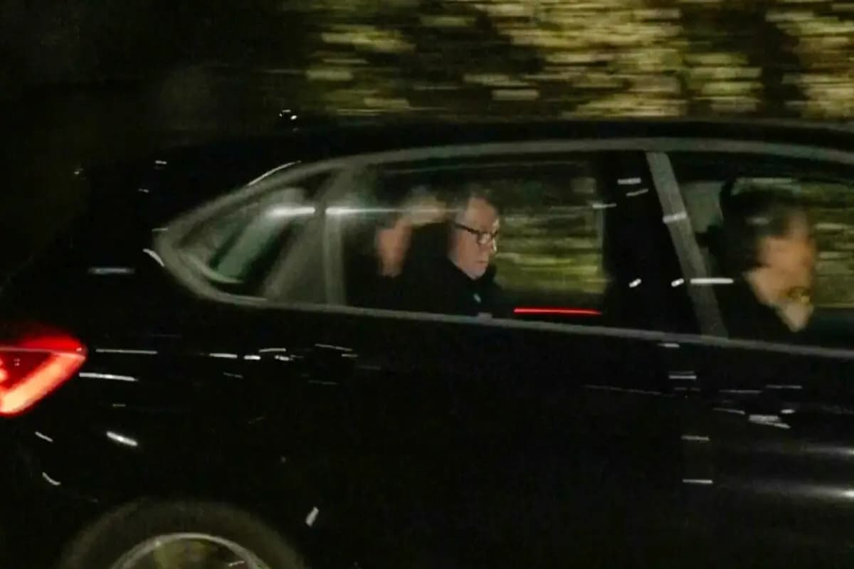En esta foto tomada de un video de Sky News, el ex embajador del Reino Unido en Estados Unidos, Peter Mandelson, aparece en un vehículo saliendo de una comisaría de policía en Londres en la madrugada del 24 de febrero de 2026. (Exclusiva de Sky News vía AP)
