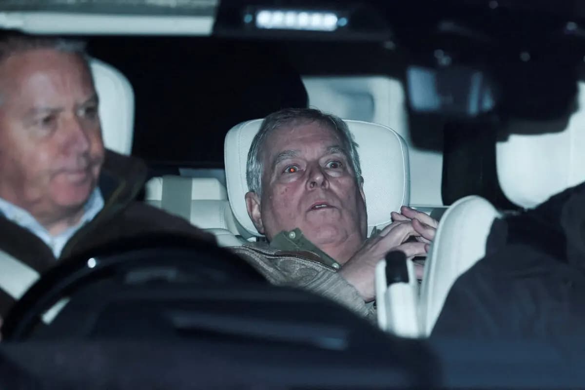 Andrew Mountbatten Windsor, hermano menor del rey Carlos de Inglaterra, anteriormente conocido como príncipe Andrés, abandona la comisaría de Aylsham en un vehículo, el día en que fue arrestado por sospecha de conducta indebida en el ejercicio de un cargo público, en Aylsham, Inglaterra, el 19 de febrero de 2026. (Phil Noble/Reuters)