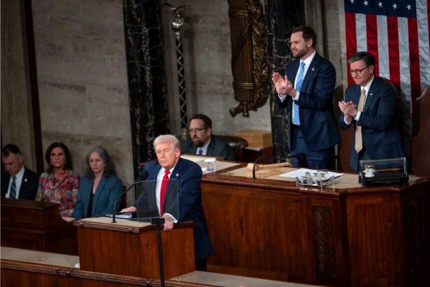 El presidente Donald Trump pronuncia su primer discurso sobre el estado de la Unión de su segundo mandato, en la Cámara de Representantes del Capitolio, en Washington, el 24 de febrero de 2026. (Madalina Kilroy/The Epoch Times)