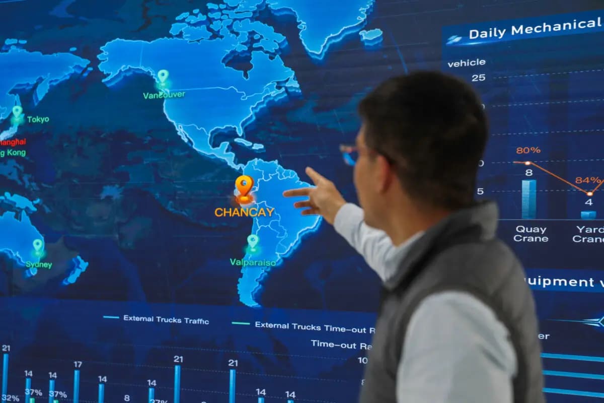 <em>Un empleado muestra una pantalla en el edificio de operaciones navieras de Cosco en el megapuerto de Chancay, en el pequeño pueblo de Chancay, a 77 kilómetros al norte de Lima, el 30 de septiembre de 2025. (Connie France/AFP vía Getty Images)</em>