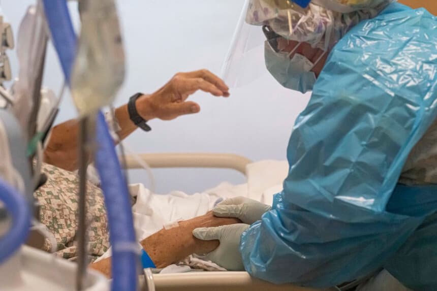 Una enfermera del Centro Médico Three Rivers Asante responde a una situación en la Unidad de Cuidados Intensivos en Grants Pass, Oregón, el 9 de septiembre de 2021. (Nathan Howard/Getty Images)