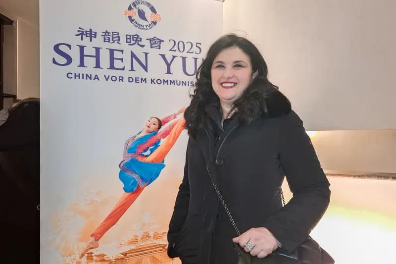<em>Maria Russo, vicealcaldesa de Sant'Agnello en la provincia italiana de Nápoles, asistió a la presentación debut de Shen Yun en Avellino en el Teatro Carlo Gesualdo el 20 de febrero de 2026. (Francesca Rotondi/La Gran Época)</em>