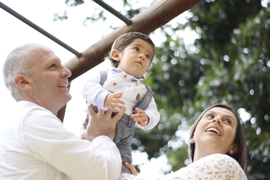 Una familia con su bebé. (JOSE ARROYO/Pixabay)