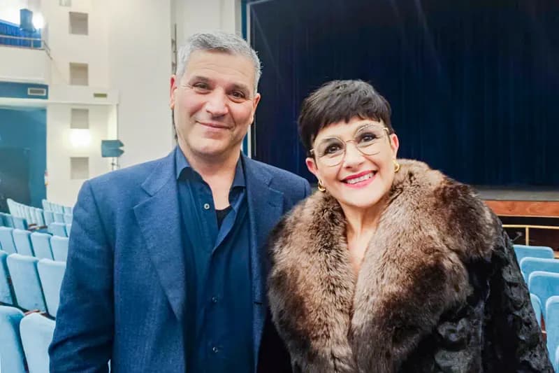 Giorgio Rossini y su esposa, la empresaria Rosaria Alfano, asistieron al debut de Shen Yun en el Teatro Carlo Gesualdo de Avellino, Italia, el 20 de febrero de 2026. (Qiu Ying/The Epoch Times)