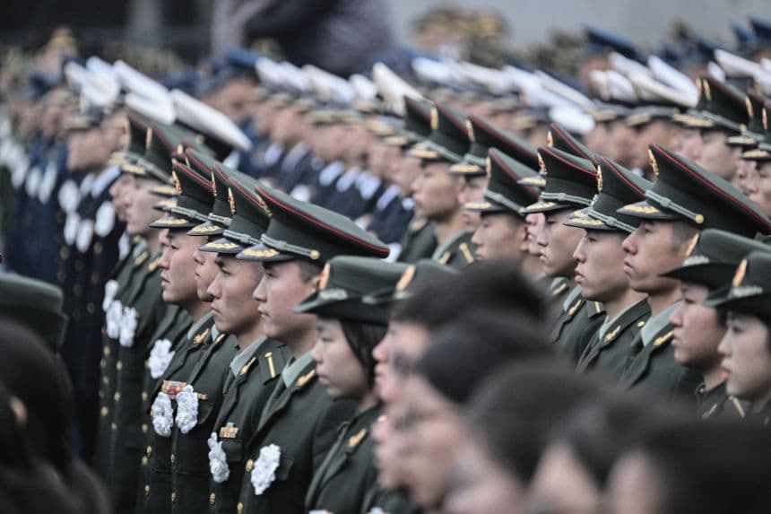 Miembros del Ejército Popular de Liberación de China asisten a una ceremonia para conmemorar el Día Nacional en Memoria de las Víctimas de la Masacre de Nanjing en Nanjing, en la provincia oriental china de Jiangsu, el 13 de diciembre de 2025. (Foto de Héctor RETAMAL / AFP a través de Getty Images)