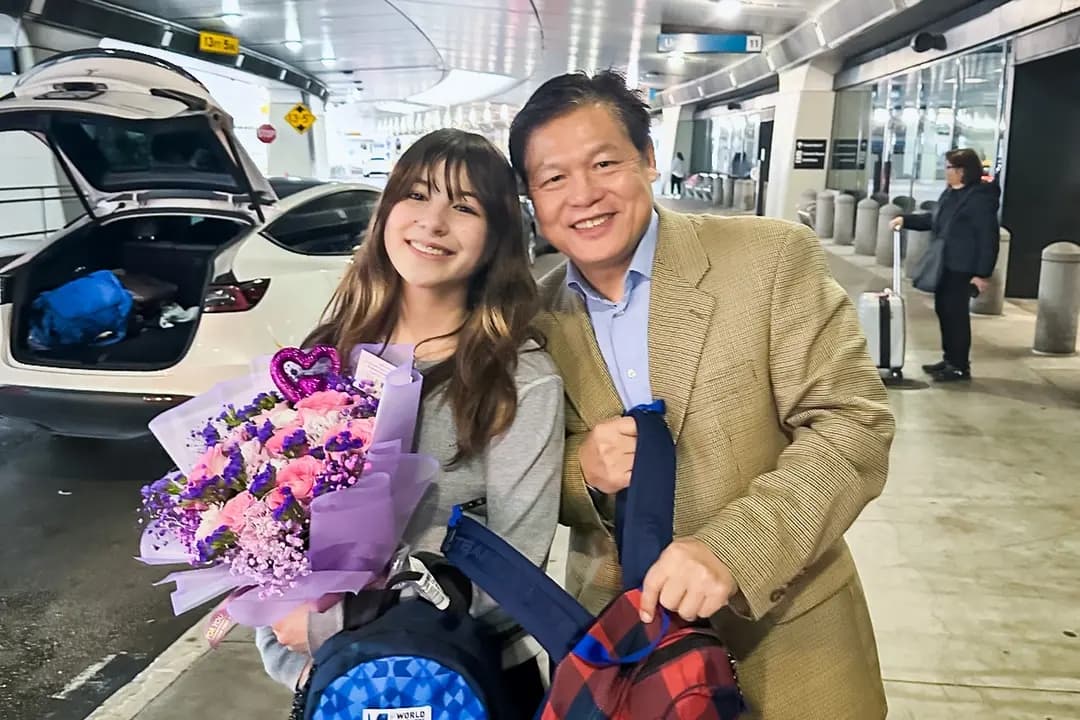 Alysa Liu y su padre, Arthur Liu, a su regreso del Campeonato Mundial de Patinaje Artístico de 2025 en Boston, en el Aeropuerto Internacional de San Francisco en marzo de 2025. Alysa ganó el oro en la competición. (Cortesía de Arthur Liu)